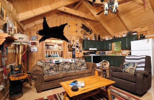 Gatlinburg - Pigeon Forge Cabin | Classic Tennessee log cabin with a hot tub in a GORGEOUS setting!