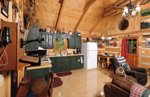 Gatlinburg - Pigeon Forge Cabin | Classic Tennessee log cabin with a hot tub in a GORGEOUS setting!