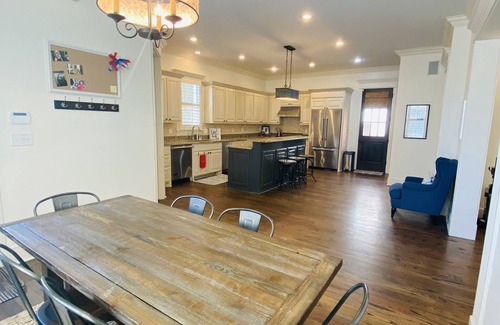 Oxford House | Classic townhome steps off the Square