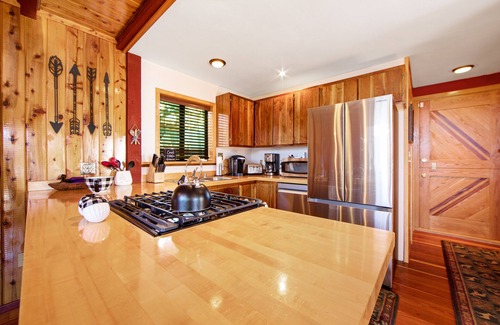 Green Valley Lake Cabin | Classic two-story cabin & loft with fast WiFi, wood stove & balcony - ski nearby
