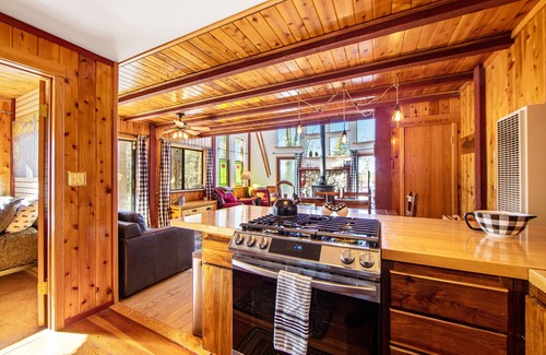 Green Valley Lake Cabin | Classic two-story cabin & loft with fast WiFi, wood stove & balcony - ski nearby