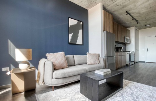 Near West Side Apartment | Classic West Loop 1BR w/Gym, near Fulton Market & I-90, by Blueground