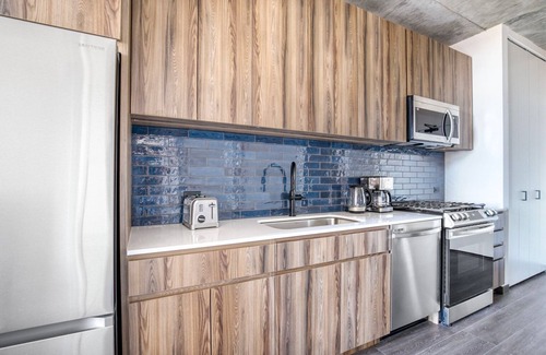 Near West Side Apartment | Classic West Loop 1BR w/Gym, near Fulton Market & I-90, by Blueground