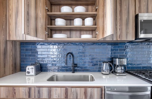 Near West Side Apartment | Classic West Loop 1BR w/Gym, near Fulton Market & I-90, by Blueground
