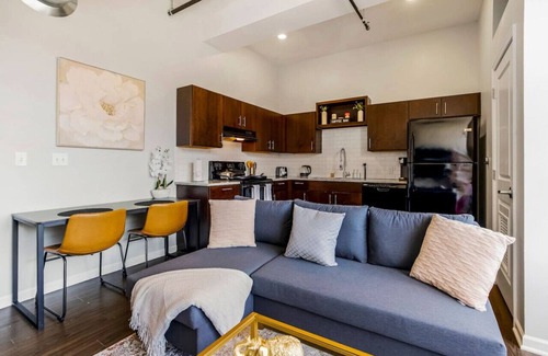 Downtown Kansas City Apartment | Classy 2BR Parking, Rooftop Near Arrowhd & TMobile