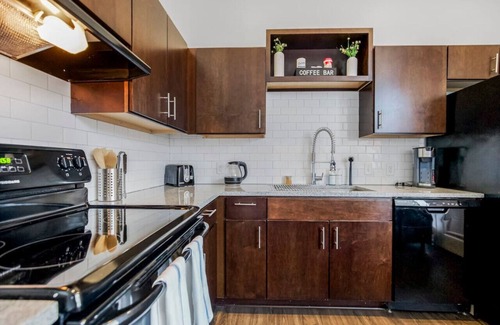 Downtown Kansas City Apartment | Classy 2BR Parking, Rooftop Near Arrowhd & TMobile