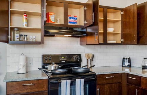 Downtown Kansas City Apartment | Classy 2BR Parking, Rooftop Near Arrowhd & TMobile