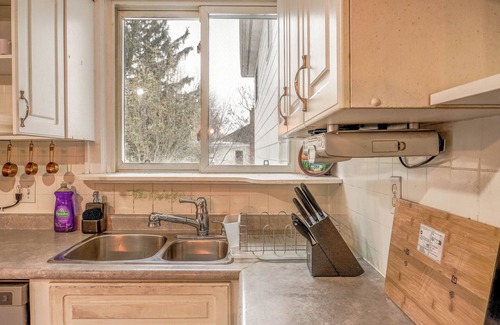 Welland House | Classy 3 Bedroom Home, Sleeps 8, 25 min to Niagara