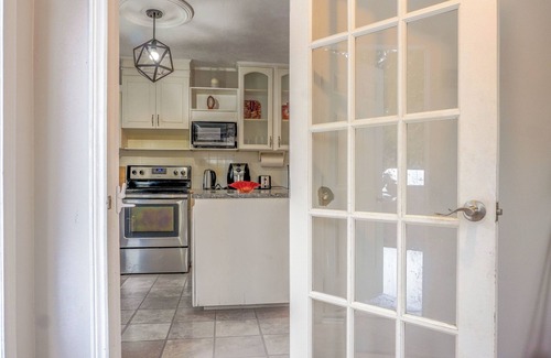 Welland House | Classy 3 Bedroom Home, Sleeps 8, 25 min to Niagara