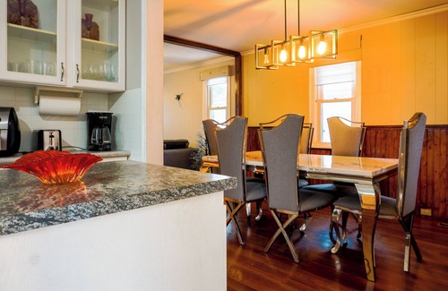 Welland House | Classy 3 Bedroom Home, Sleeps 8, 25 min to Niagara