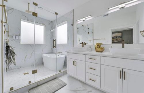 OST - South Union House | Classy 4BD 3.5BA with Soak Tub Backyard and Game Room