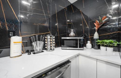 Houston Apartment | Classy and Chic 2BR Home near Galleria