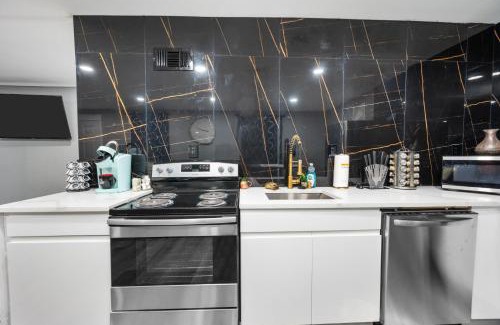 Houston Apartment | Classy and Chic 2BR Home near Galleria