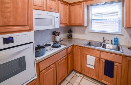 Edmond House | Classy, Clean & Close to Everything! WHEEL CHAIR ACCESSIBLE UPON REQUEST!
