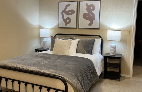 Edmond House | Classy, Clean & Close to Everything! WHEEL CHAIR ACCESSIBLE UPON REQUEST!