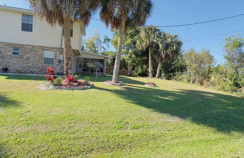 Interchange Square House | Classy Comfy 3-bedroom house with AC in Palm Bay