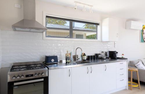 Bishopdale House | Classy Modern Unit close to Airport, Shops and Bus