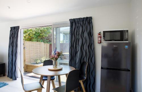 Bishopdale House | Classy Modern Unit close to Airport, Shops and Bus