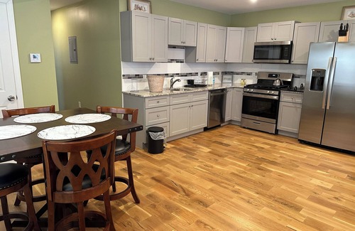 Ampere House | Classy & Peaceful Home for Family & Friends - 20 mins from EWR, MetLife Stadium