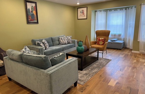 Ampere House | Classy & Peaceful Home for Family & Friends - 20 mins from EWR, MetLife Stadium