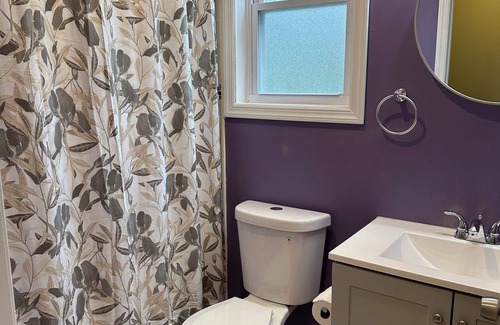 Ampere House | Classy & Peaceful Home for Family & Friends - 20 mins from EWR, MetLife Stadium