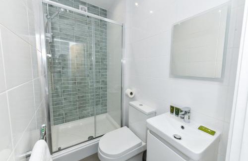 Nottingham Apartment | Claude House - charming 4Bedroom Home