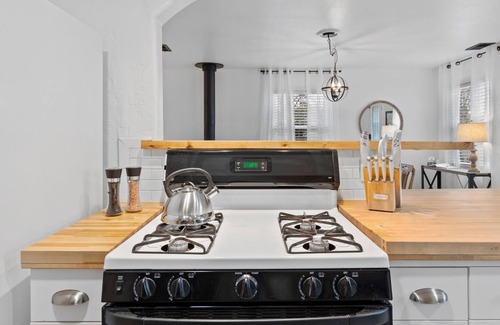 Tehachapi Cottage | Clay Cottage - Downtown Tehachapi Cottage
