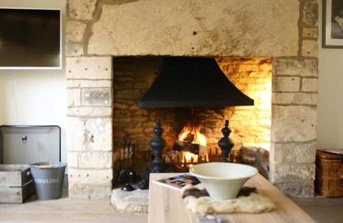Barnsley Cottage | CLAYPOT COTTAGE, family friendly in Barnsley, Gloucestershire