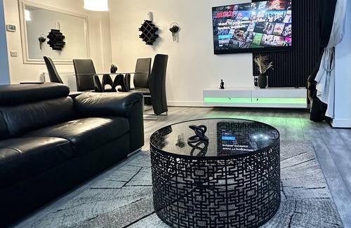 Clayton House | Clayton Vale Private Modern Ensuite Room near Etihad Stadium and Co-op Live!