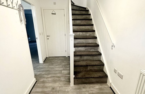 Clayton House | Clayton Vale Private Modern Ensuite Room near Etihad Stadium and Co-op Live!
