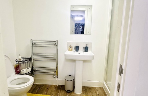 Clayton House | Clayton Vale Private Modern Ensuite Room near Etihad Stadium and Co-op Live!