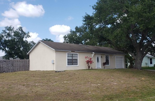 Port Saint Lucie House | Clean 2-bedroom 2 bath turnkey pool house w central air, Wi-Fi, 15 min. to beach