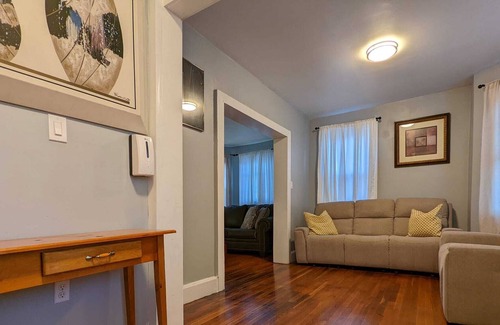 Washington Park Apartment | Clean 3 Queen Bed & Flat Screen TV’s, Minutes from Down Town Prov, Free Parking