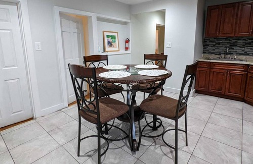 Washington Park Apartment | Clean 3 Queen Bed & Flat Screen TV’s, Minutes from Down Town Prov, Free Parking