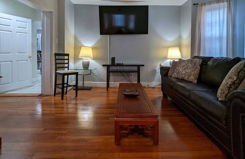 Washington Park Apartment | Clean 3 Queen Bed & Flat Screen TV’s, Minutes from Down Town Prov, Free Parking