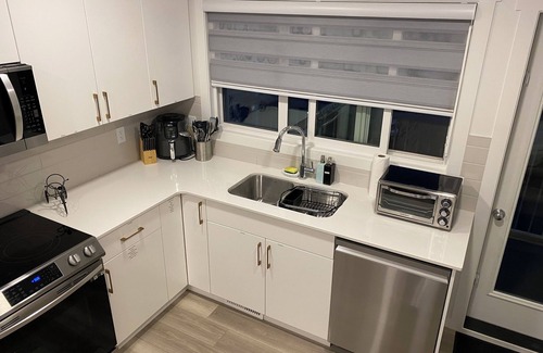 West Edmonton House | Clean, 70” TV and fast internet
