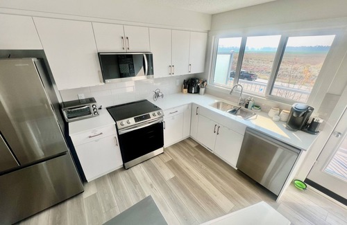 West Edmonton House | Clean, 70” TV and fast internet
