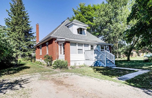 Guelph House | Clean Air! A Home Space with lots of Character+200-foot backyard to enjoy.