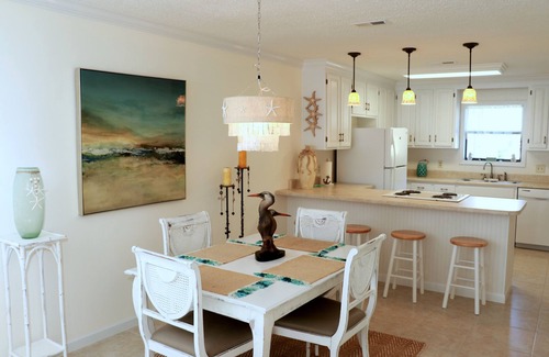 Sunnyside House | Clean, Airey, Artistic, Tropical Townhouse steps from the beach