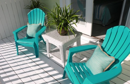 Sunnyside House | Clean, Airey, Artistic, Tropical Townhouse steps from the beach
