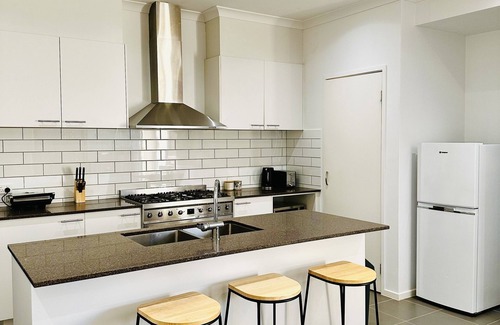 Melbourne Apartment | Clean and airy house in a family friendly neighbourhood. Home office available.