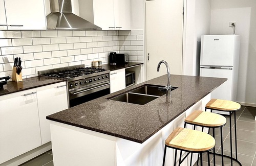 Melbourne Apartment | Clean and airy house in a family friendly neighbourhood. Home office available.