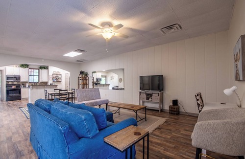 Counce House | CLEAN and CLOSE to everything! Boat parking! Sleeps 6! 3 mins from State Park!