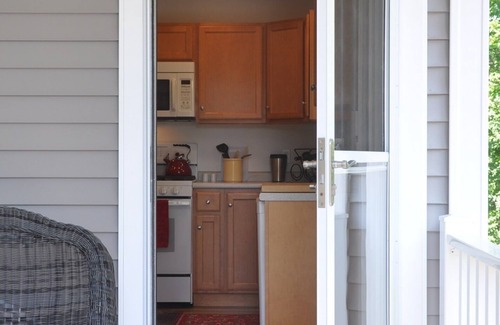 Rockland Apartment | Clean Bright Quiet Apartment
