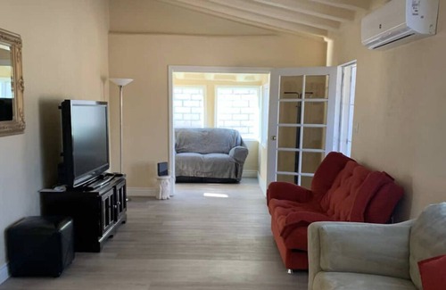 Chino House | Clean ·Chic ·Relaxed· Home w/Private Yard 节省每月