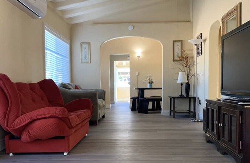 Chino House | Clean ·Chic ·Relaxed· Home w/Private Yard 节省每月