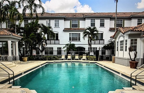 Davie Condo | Clean comfortable hide away condo, close to shopping mall and airport.