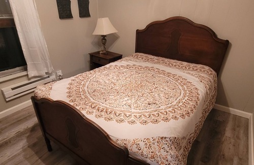 Two Rivers Apartment | Clean & Comfortable - Lincoln St Upper Apt - Walk to the Beach and Downtown!