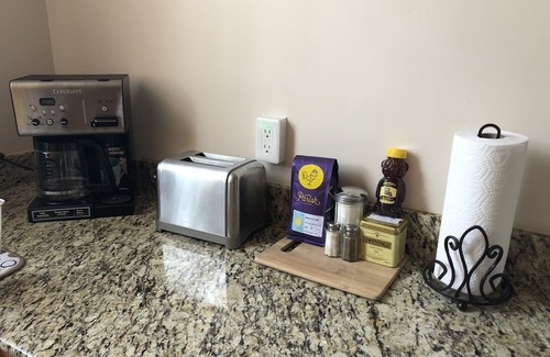 Carrollton Apartment | Clean Comfortable Quiet Uptown Refuge near Park & Streetcar