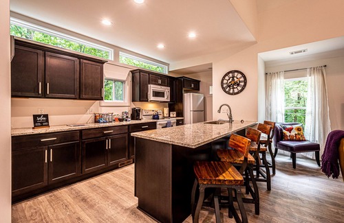 Dahlonega Cottage | Clean & Comfy! Close to Dahlonega Square, UNG, Weddings & Wine. Dogs welcome!